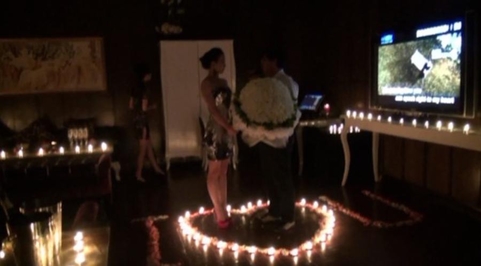 其间，范悦手捧一大束白色鲜花献给她，两人站在摆成心形的蜡烛当中，范悦拉着她的双手，同她一起跳舞。