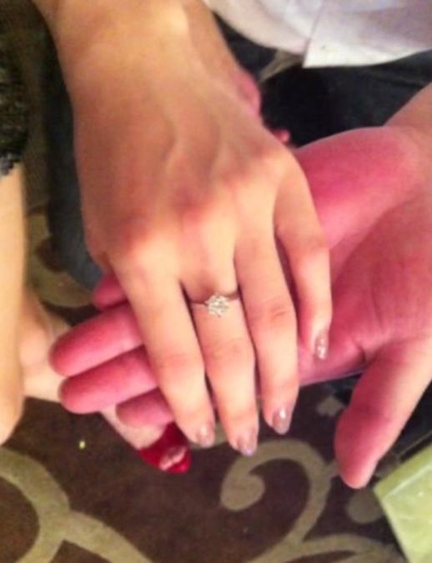 随后范悦表白，此外还拿出戒指，戴在她手上。