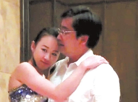 两人相拥，现场掌声一片。纪英男在其微博上称，感谢朋友理解和关心，“我只想要一个解释，我的安全没有受到威胁，只是信息被屏蔽得太严重，事实胜于雄辩，我希望范悦的妻子起诉我和范悦重婚罪以还我名誉！不要依仗自己的权力就漠视对别人的伤害。也希望范悦这次能说到做到，走法律诉讼的程序！谎言不攻自破”。