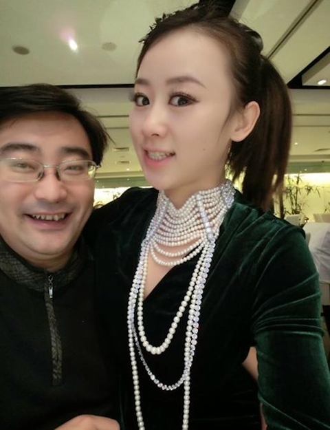 范悦给纪英男购买的豪华珍珠项链。知情人透露，“范悦每天给纪英男包里放1万元零花钱。他们是2009年认识的，第一次范悦找纪英男说要逛街，他们到了北京位于长安街的新天地商场，购买了一些小商品。比如说，一个披肩、一个小包就花了将近7万元。他对纪英男说，这都是小钱。后来范悦还给纪英男买了一辆进口的奥迪A5，花了将近70万。接下来他又在北京长安街保时捷中心，给她买了一辆白色卡宴，130万的预付款。”