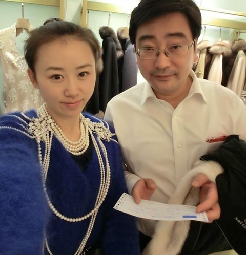 范悦为纪英男买皮草。纪英男说，范悦没有直接告诉他金钱的来源，只是说和朋友合伙做生意。范悦的杰尼亚手包价值6000元。