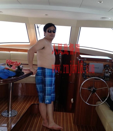 范悦在豪华游艇上。