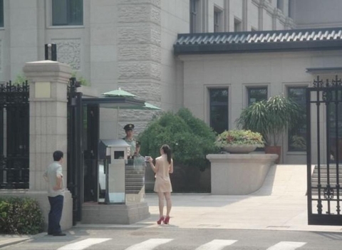 纪英男到中直机关上访。纪英男说，从今年四月份开始，多次到国家档案局，甚至到中南海上访，会见了国家档案局负责人，石沉大海，没有得到任何回应。