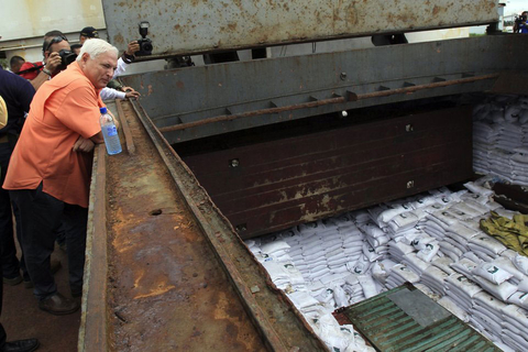 据法新社16日报道，巴拿马15日拦截了一艘朝鲜船只。巴拿马总统马蒂内利表示，这艘来自古巴的朝鲜船只试图经由巴拿马运河非法运送导弹材料。路透社报道，古巴外交部发表声明称，巴拿马扣押的朝鲜船只曾在古巴一港口装载了一万吨糖和240吨“过时的防御性武器”。古巴称，这些旧武器将被运送回朝鲜进行修理，当中包括两组防空导弹、九枚拆解火箭、两架米格-21飞机，这些均是上个世纪中期苏联制造的武器。