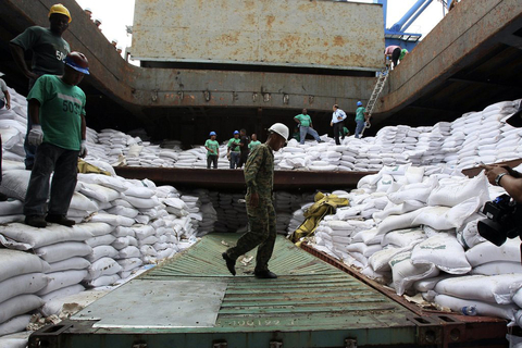 据法新社16日报道，巴拿马15日拦截了一艘朝鲜船只。巴拿马总统马蒂内利表示，这艘来自古巴的朝鲜船只试图经由巴拿马运河非法运送导弹材料。路透社报道，古巴外交部发表声明称，巴拿马扣押的朝鲜船只曾在古巴一港口装载了一万吨糖和240吨“过时的防御性武器”。古巴称，这些旧武器将被运送回朝鲜进行修理，当中包括两组防空导弹、九枚拆解火箭、两架米格-21飞机，这些均是上个世纪中期苏联制造的武器。