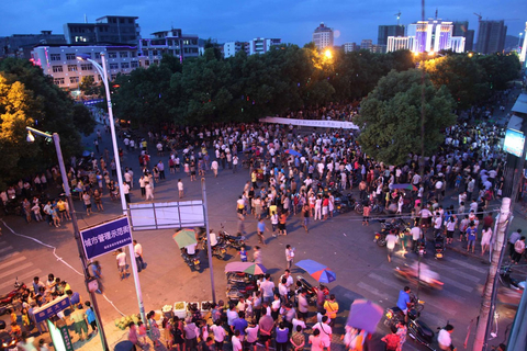 7月17日上午，湖南临武县城管局工作人员在执法过程中，与南强莲塘村村民邓正加发生争执冲突，邓正加死亡。据死者家属介绍，瓜农邓正加现年56岁，是临武县南强乡莲塘村人，拖着自家种植的西瓜来到临武县文昌路桥头叫卖时，遭到临武县城管人员暴力执法，致其当场被打死，邓正加老婆当场晕倒目前在在医院救治。