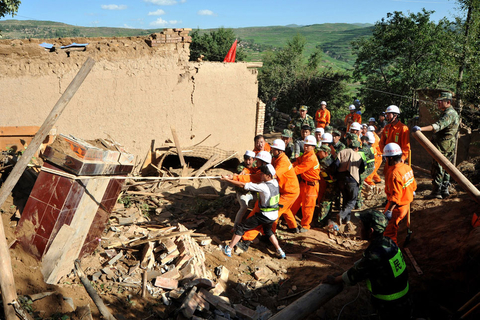 7月22日，甘肃定西地震灾区救援现场。 东方IC
