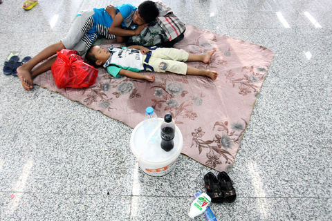 7月25日，杭州地铁1号线乔司站、乔司南站等站点再度遭遇大量前来纳凉的附近居民。其中，仅乔司站就有超过600名纳凉者，多数为在附近工厂上班的农民工及其子女，打赤膊、睡地铺、打牌、吃东西等不文明纳凉行为依然严重。运营方杭港地铁只能在1、2层站厅内设置隔离栏，以确保正常运营秩序，没有采取关闭空调进行驱赶的方式。据了解，地处杭州城郊的乔司地区当日6:30-22:00拉闸限电，是导致出现大量“纳凉族”的原因，当天杭州最高温度再度突破40℃。