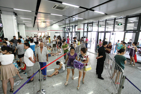 7月25日，杭州地铁1号线乔司站、乔司南站等站点再度遭遇大量前来纳凉的附近居民。其中，仅乔司站就有超过600名纳凉者，多数为在附近工厂上班的农民工及其子女，打赤膊、睡地铺、打牌、吃东西等不文明纳凉行为依然严重。运营方杭港地铁只能在1、2层站厅内设置隔离栏，以确保正常运营秩序，没有采取关闭空调进行驱赶的方式。据了解，地处杭州城郊的乔司地区当日6:30-22:00拉闸限电，是导致出现大量“纳凉族”的原因，当天杭州最高温度再度突破40℃。