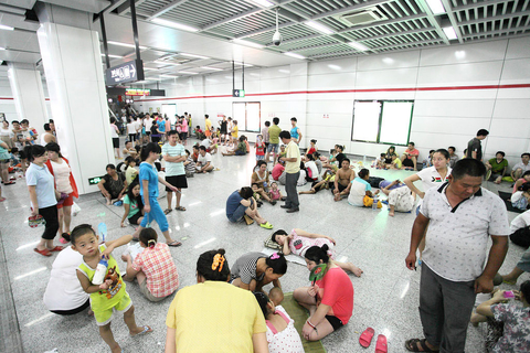 7月25日，杭州地铁1号线乔司站、乔司南站等站点再度遭遇大量前来纳凉的附近居民。其中，仅乔司站就有超过600名纳凉者，多数为在附近工厂上班的农民工及其子女，打赤膊、睡地铺、打牌、吃东西等不文明纳凉行为依然严重。运营方杭港地铁只能在1、2层站厅内设置隔离栏，以确保正常运营秩序，没有采取关闭空调进行驱赶的方式。据了解，地处杭州城郊的乔司地区当日6:30-22:00拉闸限电，是导致出现大量“纳凉族”的原因，当天杭州最高温度再度突破40℃。