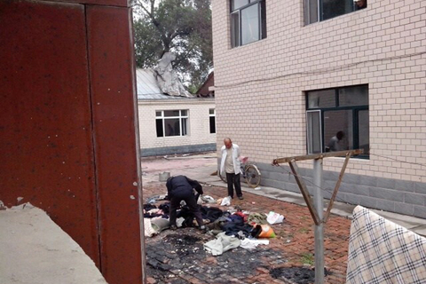 7月26日凌晨，黑龙江海伦市联合敬老院发生火灾，这次火灾系人为纵火。包括嫌疑人在内的11名老人被烧死。据了解，由于敬老院内的老人王贵因前一天自己丢失了200元钱，怀疑是被其他院内老人偷走，情绪失控，为泄私愤夜间砸坏敬老院的玻璃并纵火。 鲁明/CFP