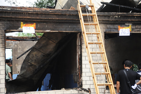 7月26日凌晨，黑龙江海伦市联合敬老院发生火灾，这次火灾系人为纵火。包括嫌疑人在内的11名老人被烧死。据了解，由于敬老院内的老人王贵因前一天自己丢失了200元钱，怀疑是被其他院内老人偷走，情绪失控，为泄私愤夜间砸坏敬老院的玻璃并纵火。 鲁明/CFP