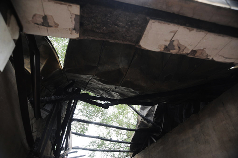 7月26日凌晨，黑龙江海伦市联合敬老院发生火灾，这次火灾系人为纵火。包括嫌疑人在内的11名老人被烧死。据了解，由于敬老院内的老人王贵因前一天自己丢失了200元钱，怀疑是被其他院内老人偷走，情绪失控，为泄私愤夜间砸坏敬老院的玻璃并纵火。 鲁明/CFP