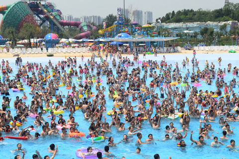 酷暑难耐 各地泳池“下饺子”