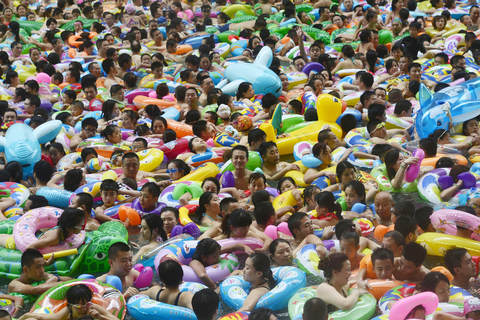 酷暑难耐 各地泳池“下饺子”