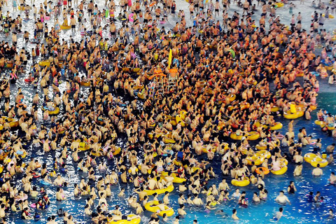 酷暑难耐 各地泳池“下饺子”