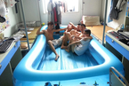 大学生寝室装“游泳池”避暑 