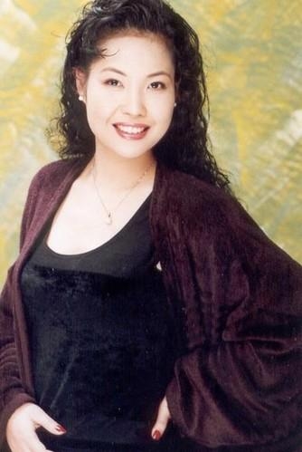 一个人在历尽坎坷之后，还保留人性中这么多美好的东西，是多么难得。把自己交给这样的人，心里安全踏实。我去了他家，看到家里清贫。什么都没有。两把藤椅，一架钢琴，一个书柜还是木工自己做的那种，就是简单地钉了几个格子。我进去了以后就赶紧收拾。双江演出回来以后，看到眼前的一切，惊呆了，说：这是我家吗？他妈妈也特别高兴。