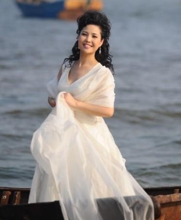 1990年毕业的时候，我们都觉得可以结婚了。在这以前他经常向我表达要我嫁给他，他会让我幸福，会让我很稳定，会照顾我。他的表达很简单实在，却击中了我心底最柔软的地方：从此我可以在北京有一个属于自己的家，我不会去流浪了。