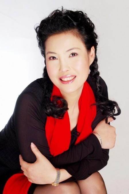 1990年10月20日，我们在友谊宾馆举行了婚礼，婚后，我一边安心工作，一边照料着家庭。我想，既然结了婚，就要给他一个温暖幸福的家，让他过上好日子。我知道上了年纪的人都爱孩子，我也想给李双江生一个孩子，可是我们的第一个孩子却夭折了。