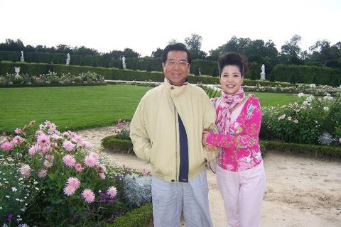 那时我们住在金融街，是总政歌舞团的房子。那房子比较大，冬天比较冷。为了备考我经常复习功课到深夜，困了就喝口浓茶提提神，一般到了夜里暖气就小了一点，觉得特别冷，双江就给我端来一盆一盆的热水取暖。