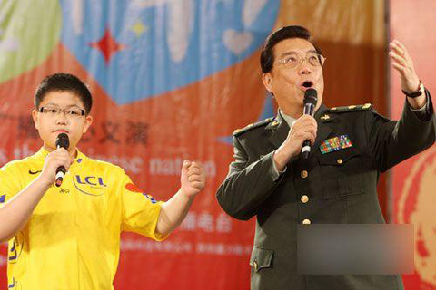 2003年11月10日，夫妻双方曾接受采访，梦鸽首次独家披露了她与李双江的家庭生活。李双江生于1939年，1963年毕业于中央音乐学院，此时离梦鸽在湖北出生还有三年时间。20世纪70年代中，李双江因《闪闪的红星》中的主题歌《小小竹排向东流》而一炮走红时，梦鸽当时只有10岁。