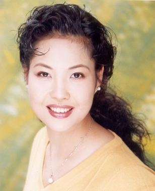 我们的很多观点都不一样，但是大多数我们求大同，存小异，我们都能够保留自己的东西。虽然双江比我年长许多，但在生活中他的孩子气是很重的。我总是把家里打扫得很干净，他一回家就拖拖沓沓的，不爱穿鞋。刚结婚的时候我一直跟婆婆住在一起，直到1995年婆婆去世。我跟婆婆相处得特别好。