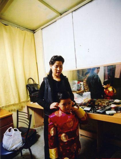 我跟婆婆连大声说话都没有过，有什么不高兴，我都不吱声，回我的房间，从来不会当面指责。平时对她的饮食起居我都很小心，每隔一段时间都让她去医院保健一次。婆婆去世的时候正好我怀孕三个月，那时候妊娠反应很大，每天要到医院打点滴。