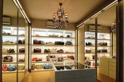 据一位熟悉李双江的人士说，他的儿子出了这样的事，作为李双江的朋友，越是这个时候，越同情李双江。大家都是做父母的，谁不希望自己的孩子好一点，两年前他儿子出了打人的事情，他私下里不知掉过多少次眼泪，经常痛哭流涕。