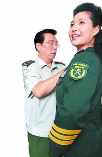 一天，李双江的学生介绍我去听他的课，说他讲得很好。我去了。一进去，满满一屋子的人，双江正在听学生唱歌。他们唱完了，我走上前去，充满崇敬地对双江说：李老师，我唱一支歌给你听听。双江略略一惊，随即脸上露出一丝嘉许的神情。于是我唱了起来。刚唱完，李双江就带头鼓起掌来。就这样，我们相识了。