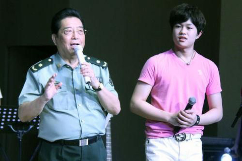 1988年春节，李双江在中央电视台春节晚会上唱了一首《中国龙》，梦鸽听了，很受感动，萌发了拜为师的想法。梦鸽给李双江唱了一首东北民歌李双江听后感叹地对她说：“你的嗓子真好!”