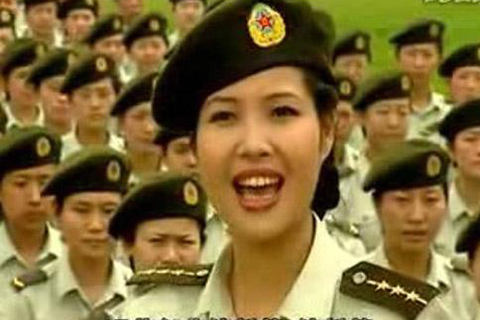 梦鸽立即说：“李老师，如果您觉得我还可以的话，以后我有机会想跟您学一学。”李双江说：“女生，我是不教的。”因为李双江当时是个单身。后来，我从朋友那里知道了双江的一些个人情况。他离了婚，和妈妈住在一起，相依为命。我就想，那么好的人应该有一个很好的家庭，有很爱他的妻子啊。