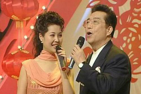 1989年我们去了青岛，有一次，大家一起爬崂山，其他人都在前面走，我们俩在后面爬。爬到山顶上的时候，他突然停下来了，伸出双手，冲这蓝天高喊：老天爷作证，我要娶梦鸽！我也没当真，但我一直都记得这一幕。