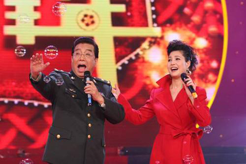 之后我们到九寨沟去玩。不幸的是，下雨而导致了泥石流塌方，我们被拦在山路上，情况特别危险，我们的车一过去，啪，泥石流就落到车的后面了，如果晚一点，我们的车就被埋在里头了。紧急关头大家一起手拉手往山下走，双江紧紧地牵着我的手。我们慢慢地走，他的手牵着我的手，一刻都没松开。