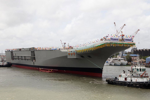 当地时间2013年8月12日，印度首艘国产航母“维克兰特”号在印度科钦船厂正式下水。航母船体部分主要由印度本土制造，武器和动力系统主要从美国和俄罗斯进口。舰长260米，宽60米，满载排水量4万吨，最高航速28节，可续航8000海里。航母的首次下水仅是从干船坞驶出，以便进行内部安装。随后航母会再次停入干船坞，安装推进系统和武器系统，2016年进行海试。预计最早于2018年交付印度海军。