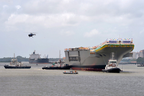 当地时间2013年8月12日，印度首艘国产航母“维克兰特”号在印度科钦船厂正式下水。航母船体部分主要由印度本土制造，武器和动力系统主要从美国和俄罗斯进口。舰长260米，宽60米，满载排水量4万吨，最高航速28节，可续航8000海里。航母的首次下水仅是从干船坞驶出，以便进行内部安装。随后航母会再次停入干船坞，安装推进系统和武器系统，2016年进行海试。预计最早于2018年交付印度海军。