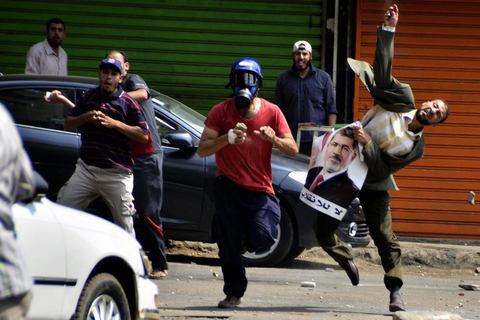 当地时间8月13日，埃及开罗，穆尔西支持者持续举行示威游行，与穆尔西反对者发生冲突。  MOSTAFA DARWISH/CFP