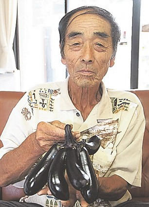 最近，日本出现大量变异食物。分叉的茄子、奇形怪状的西红柿、脚丫一样的土豆、长了耳朵的辣椒……。疑与日本福岛核电站核泄漏有关。