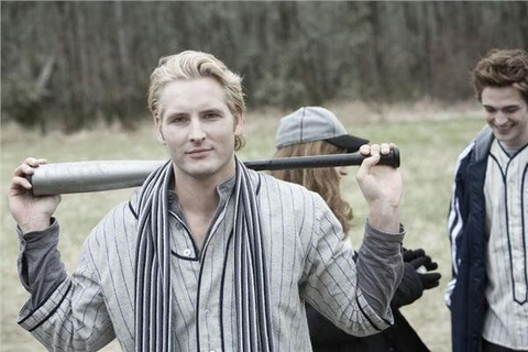 3。卡莱尔·卡伦(Carlisle Cullen)净资产：460亿美元。　　财富来源：复利、投资。　　居住地：华盛顿州福克斯。　　登场作品：《暮光之城》(Twilight)。