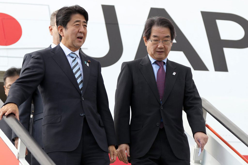 当地时间9月4日，俄罗斯圣彼得堡，日本首相安倍晋三抵达。   CFP_G20峰会开幕在即 与会国领导人相继抵达