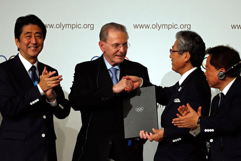 当地时间9月7日，阿根廷首都布宜诺斯艾利斯，国际奥委会主席罗格宣布，日本东京获得2020年夏季奥运会主办权。东京曾于1964年办奥运，时隔56年再主办。   CFP