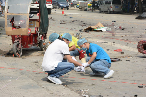 9月9日早上，广西桂林市灵川县八里街学校大门处发生一起爆炸事故。据央视报道，桂林一学校附近爆炸已经造成2人死亡。18人不同程度受伤，其中1人受重伤。已确认伤者中包括9名小学生、3名家长和5名路人。