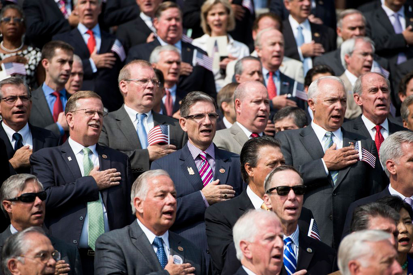 当地时间9月11日，美国华盛顿，美国国会议员举行仪式纪念“9·11”恐怖袭击事件十二周年，悼念死难者。   Bill Clark/Getty Images/CFP_美国民众纪念“9·11”事件十二周年