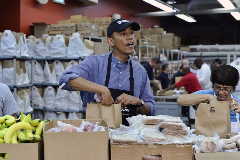 当地时间9月11日，美国华盛顿，美国总统奥巴马在非盈利机构Food & Friends的站点帮助打包捐赠物资。奥巴马自愿参与“9·11”事件十二周年纪念日的这一活动。   JEWEL SAMAD/CFP_美国民众纪念“9·11”事件十二周年