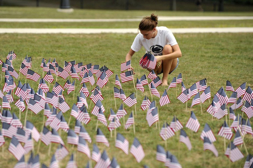 当地时间9月11日，美国宾夕法尼亚州，州立大学的学生纪念“9·11”恐怖袭击事件十二周年，哀悼死难者。    Centre Daily Times/Getty Images/CFP_美国民众纪念“9·11”事件十二周年