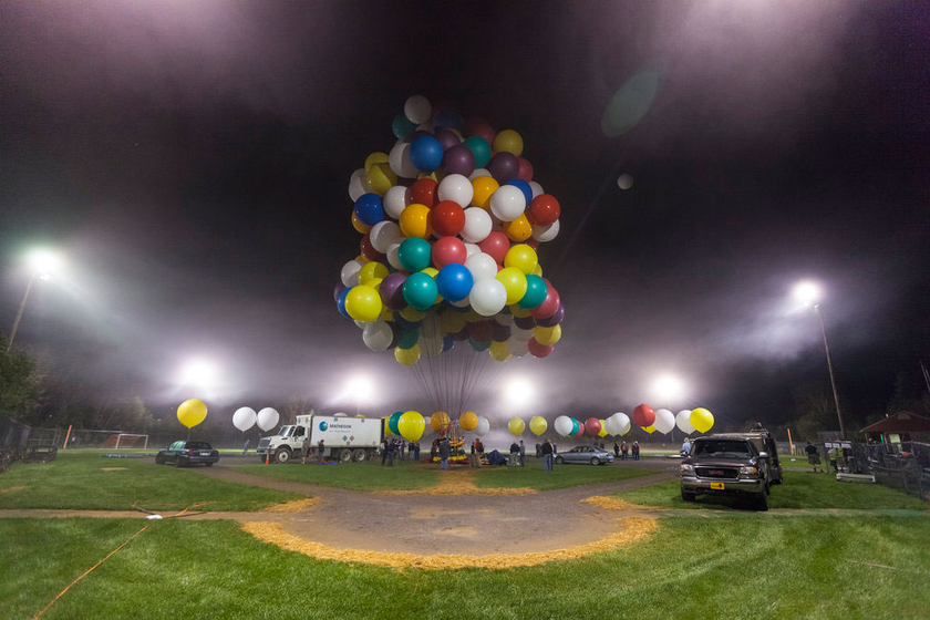 当地时间9月12日，美国缅因州，乔纳森·特拉普乘坐370个大型气球吊起的小艇起飞，准备飞越大西洋。   CFP_美国男子“飞屋环游”挑战飞越大西洋