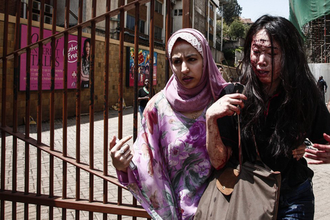 9月21日，肯尼亚首都内罗毕，一座大型购物中心发生一起严重的枪击事件，目前已造成至少39人死亡，150余人受伤。同基地组织有关的索马里青年党已宣布对事件负责。据目击者称，这次事件堪称肯尼亚史上最严重的恐怖袭击，蒙面枪手突然朝购物中心内投掷手榴弹，使用AK-47步枪连续射击，一时间枪声和爆炸声顿起，四处血肉和玻璃渣横飞。商场内一名售货员表示听到袭击者对着人群吼叫“穆斯林请离开”。   CFP