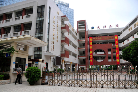 9月22日19时40分前后，今年第19号强台风“天兔”的中心在广东省汕尾市沿海登陆，给附近地区带来狂风暴雨，并将在23日中午前后进入广西境内。据央视消息，“天兔”已造成广东25人死亡。 