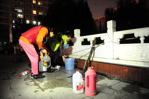 10月16日，北京，因小区内已断水3天，朝阳区南十里居41号院泰华滨河苑小区的近百名业主，前往小区门口堵路。据了解，断水系因物业拖欠供电公司270万元电费，被供电公司断电，进而影响高层供水。   CFP