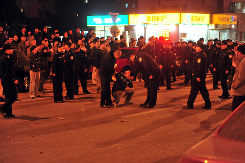 10月16日，北京，因小区内已断水3天，朝阳区南十里居41号院泰华滨河苑小区的近百名业主，前往小区门口堵路。据了解，断水系因物业拖欠供电公司270万元电费，被供电公司断电，进而影响高层供水。   CFP